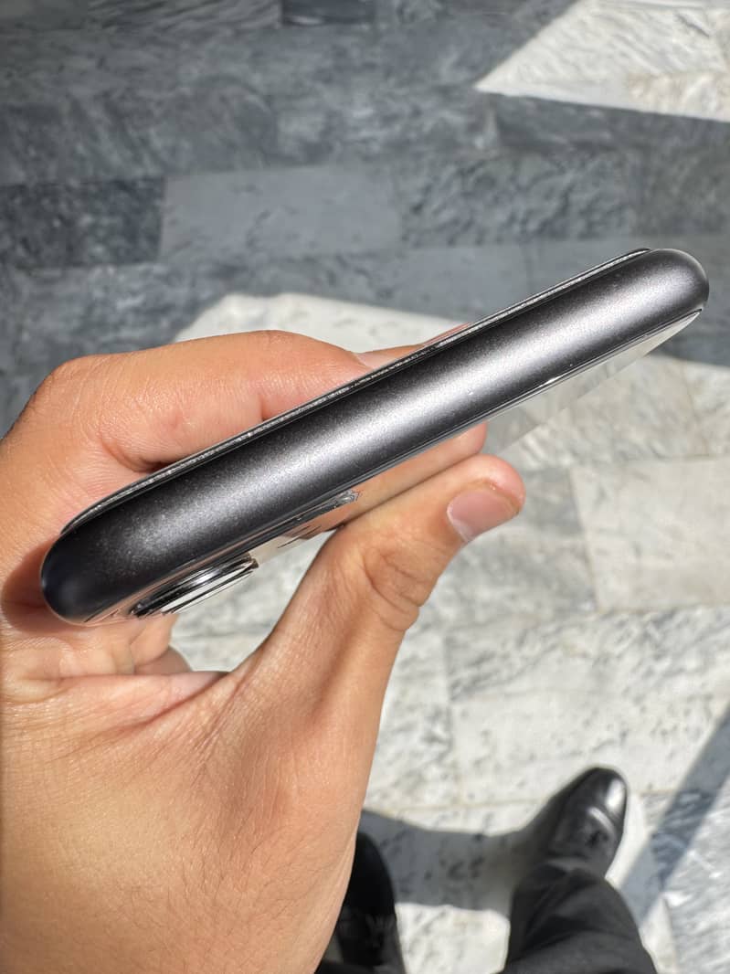 Apple iPhone 11 4