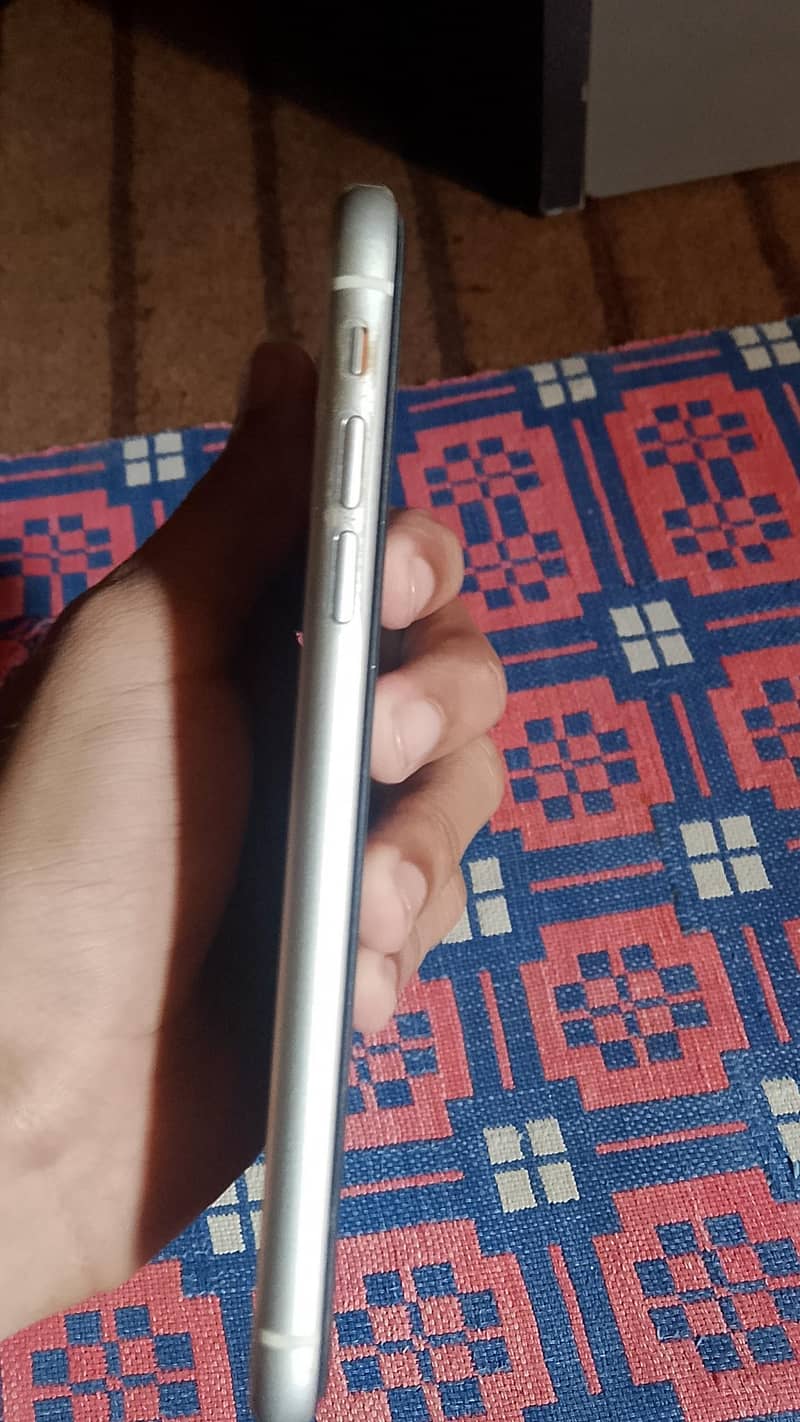 Apple iPhone 11 4