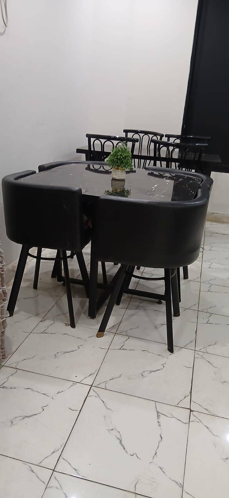 Restaurant dining table for4 0