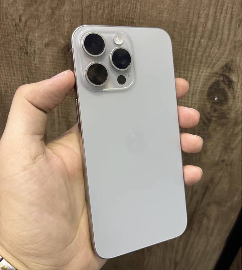 Apple iPhone 15 Pro Max 6