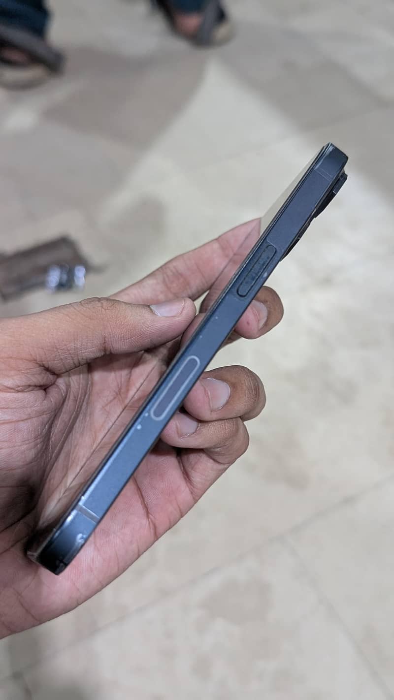 Apple iPhone 13 2