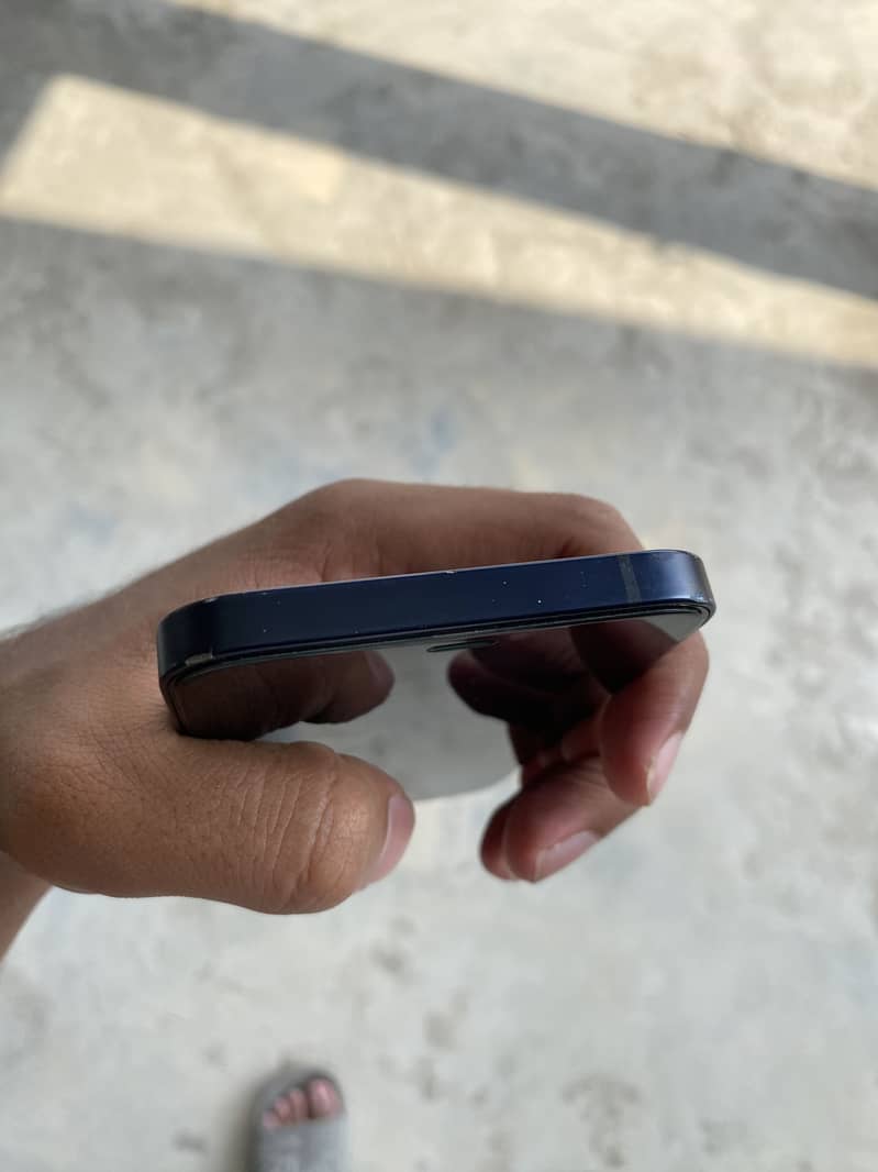 Apple iPhone 12 4