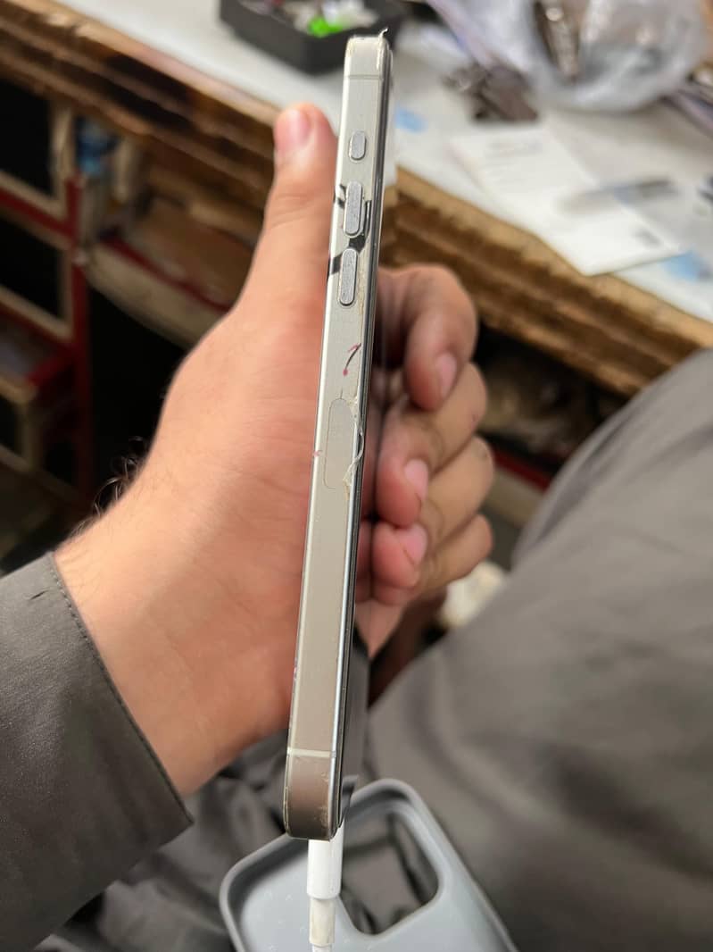 Apple iPhone 15 Pro Max 0