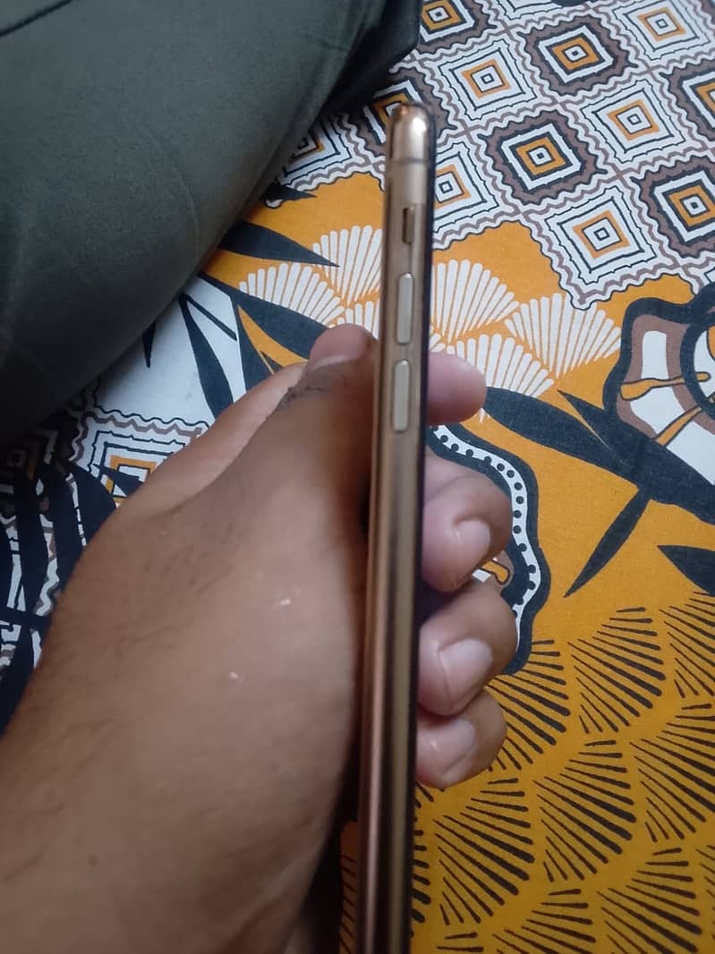 Apple iPhone 11 Pro Max 4
