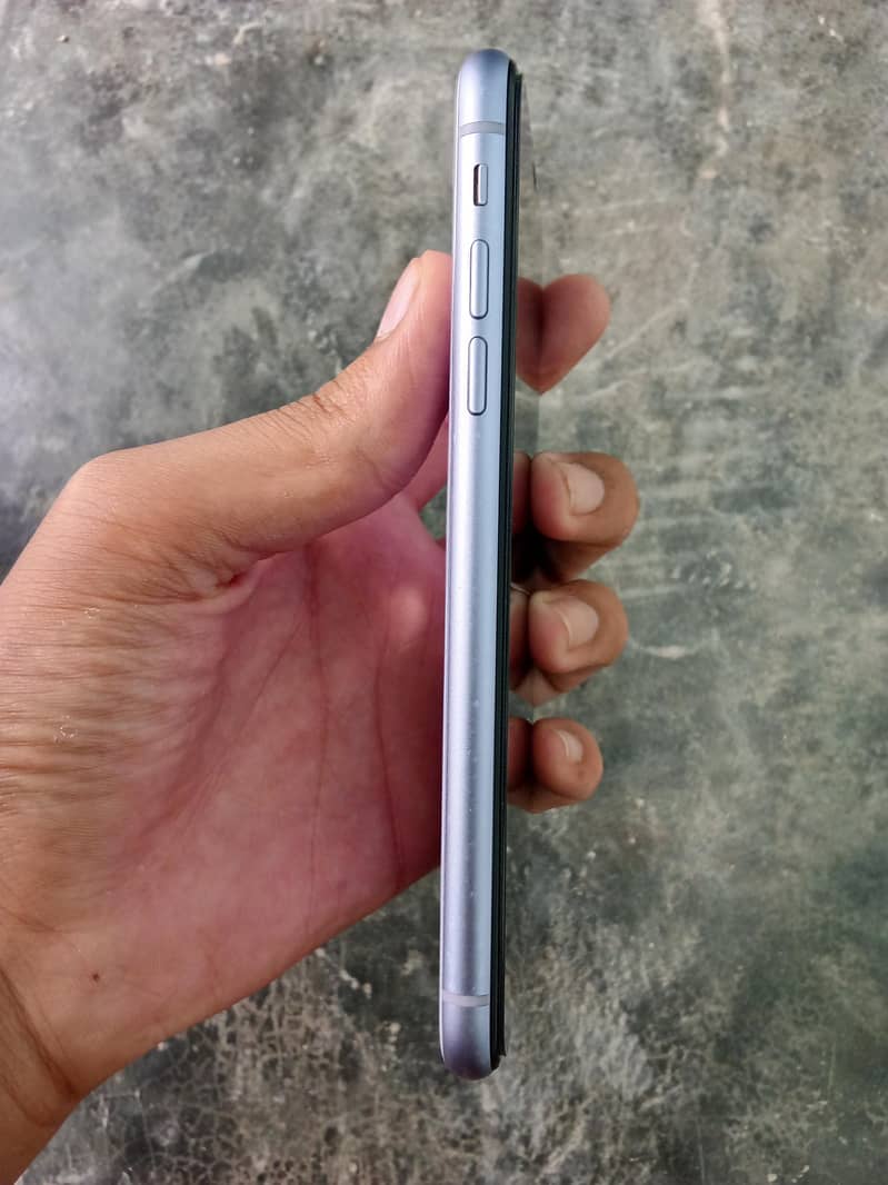 Apple iPhone 11 4