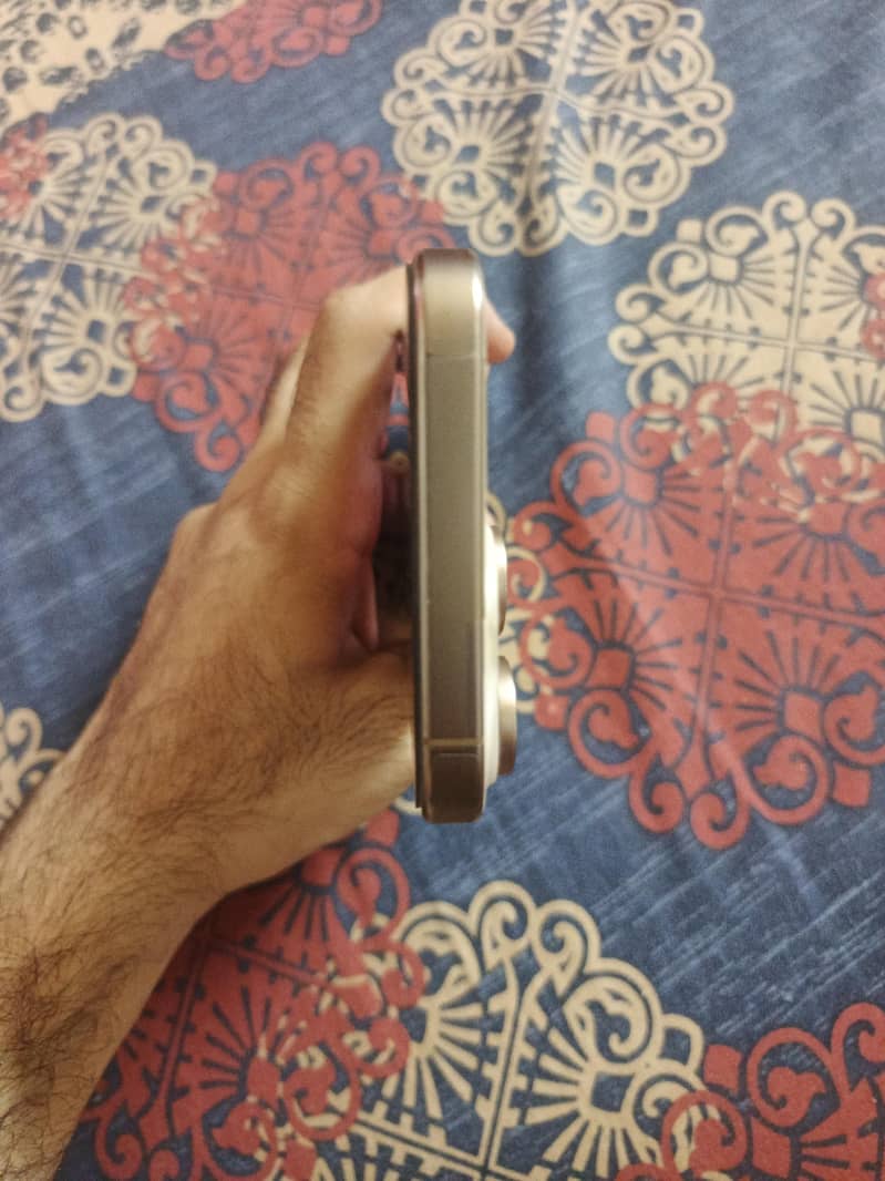 Apple iPhone 16 Pro Max 2