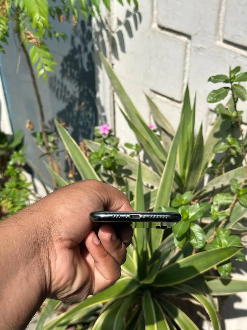 Apple iPhone XS 3