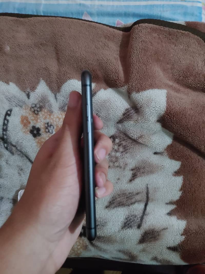 Apple iPhone 11 3