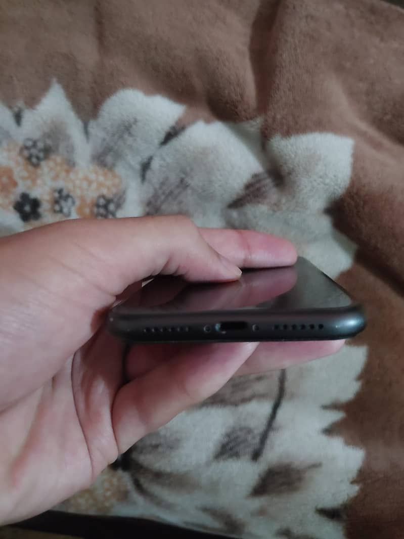 Apple iPhone 11 4