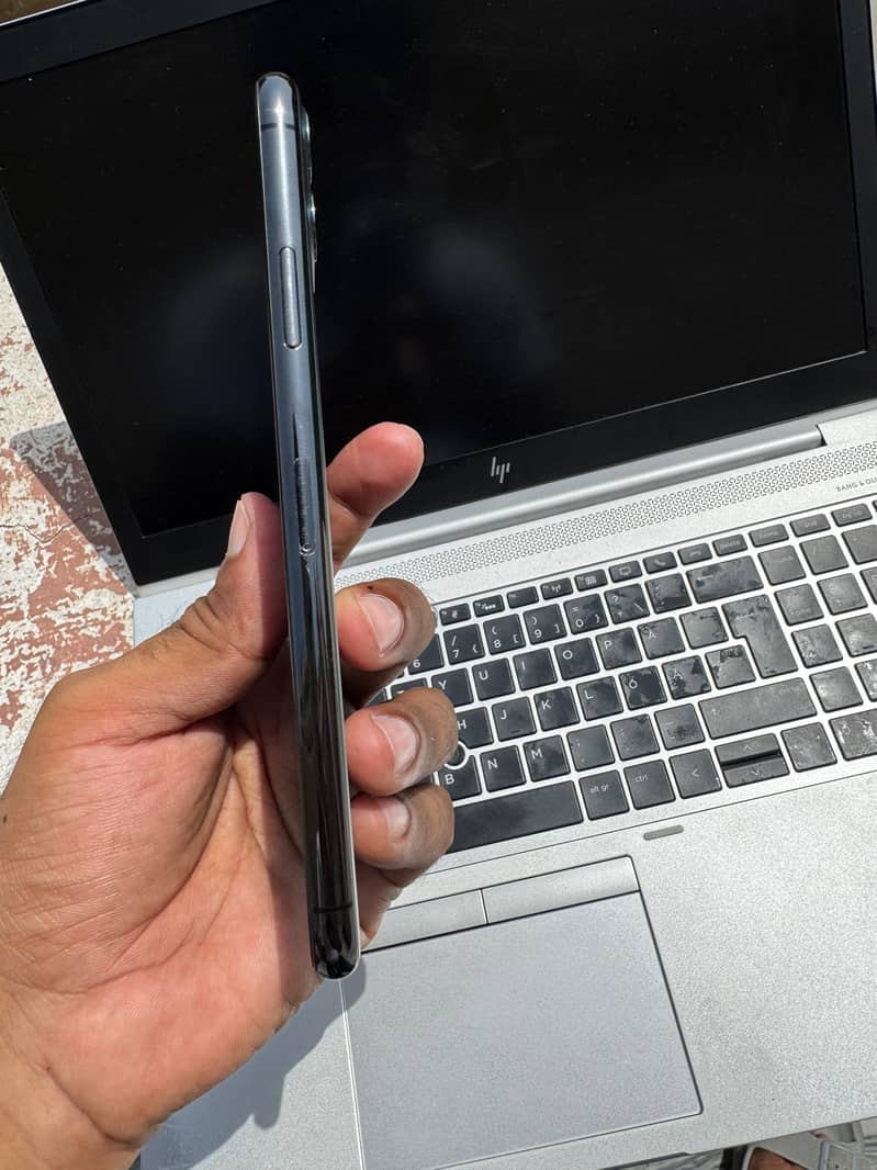 Apple iPhone 11 Pro Max 4