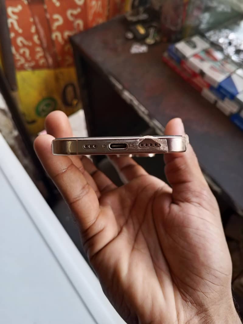 Apple iPhone 16 Pro 3