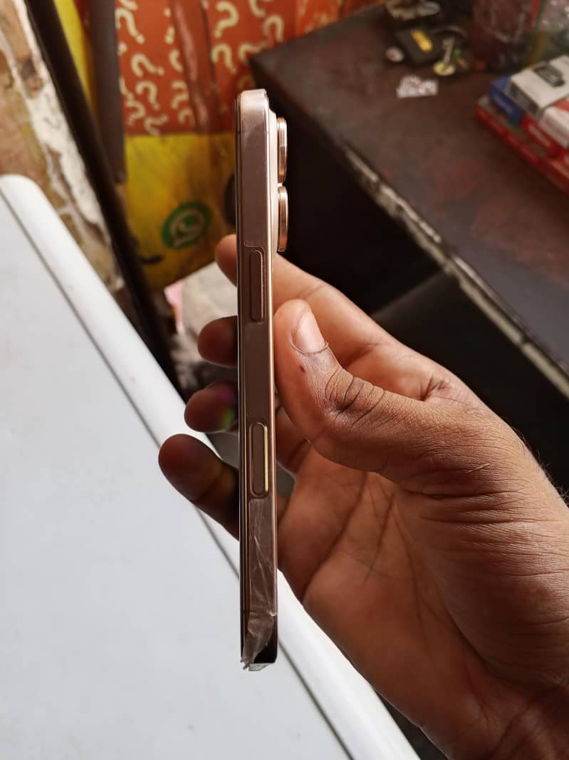Apple iPhone 16 Pro 4