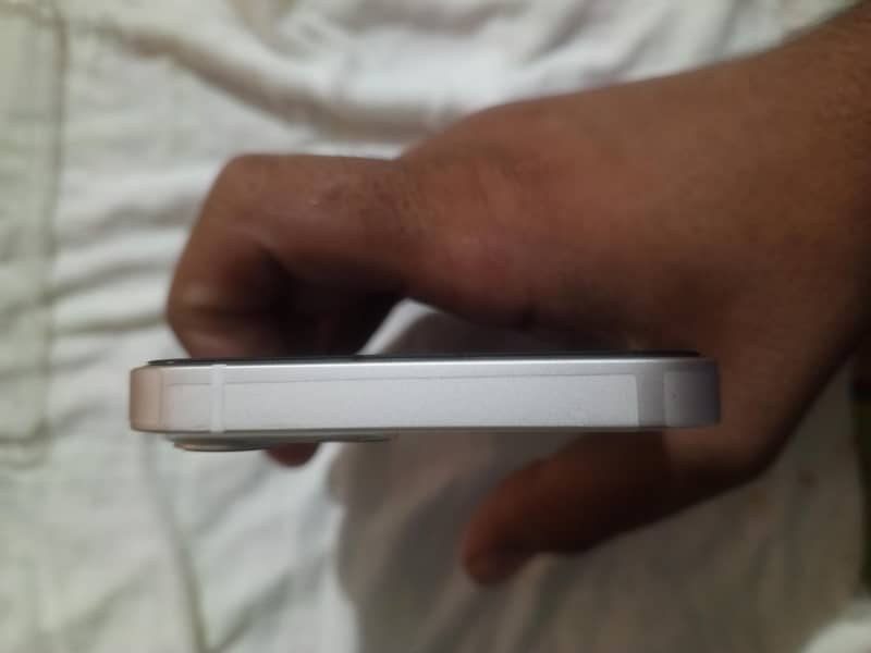 Apple iPhone 13 4