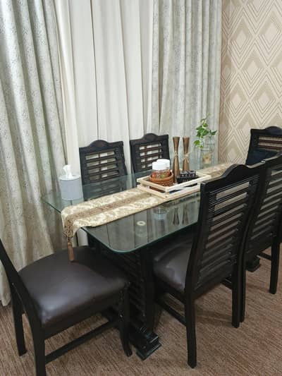 Dining table excellent condition