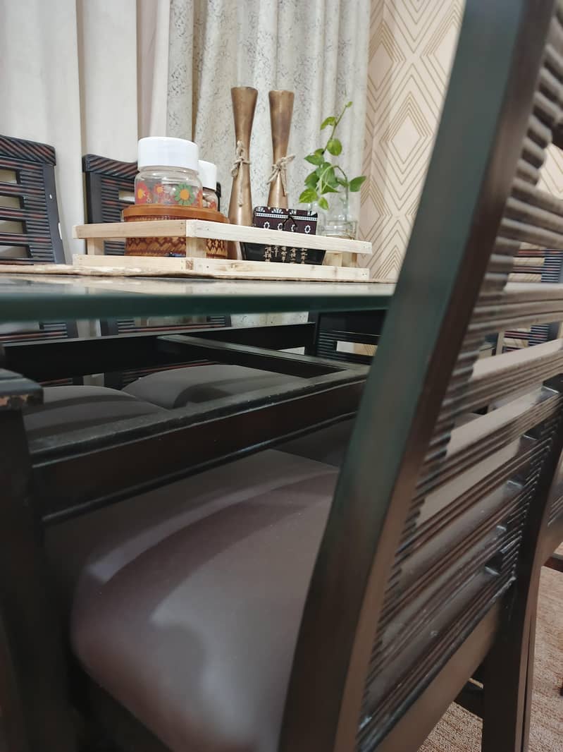 Dining table excellent condition 3