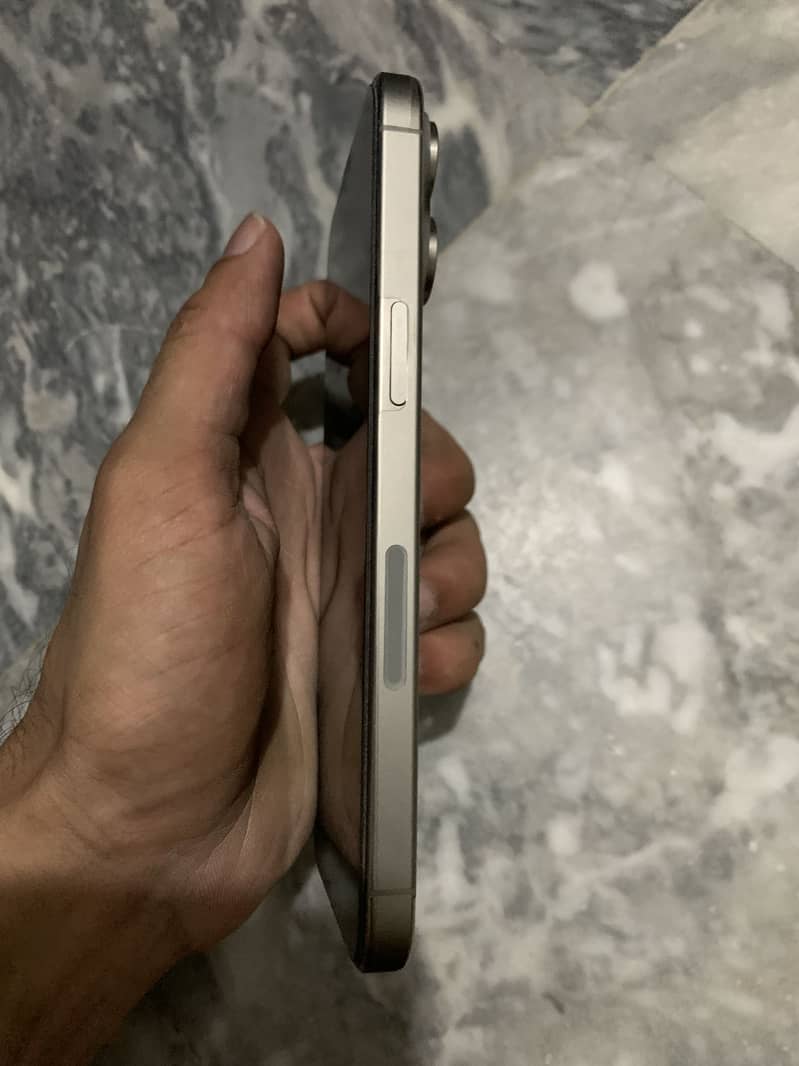 Apple iPhone 15 Pro Max 4