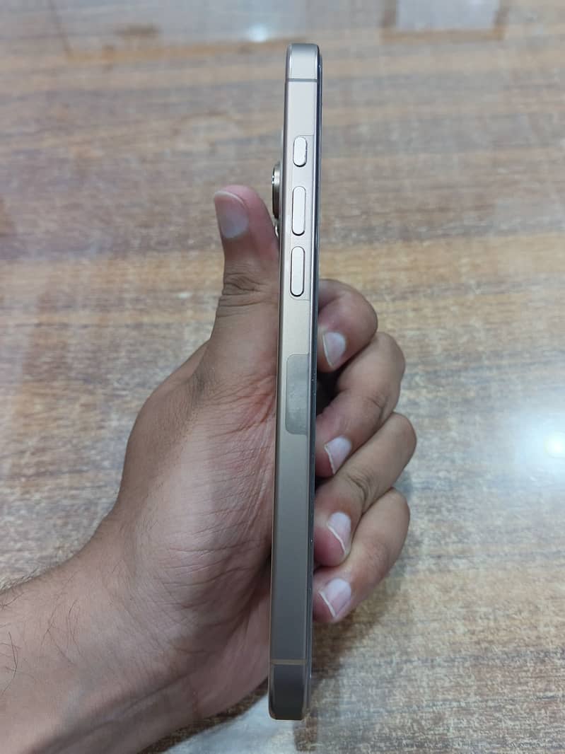 Apple iPhone 16 Pro Max 3