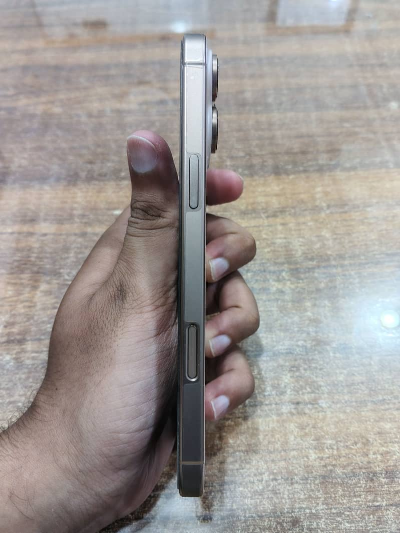 Apple iPhone 16 Pro Max 4