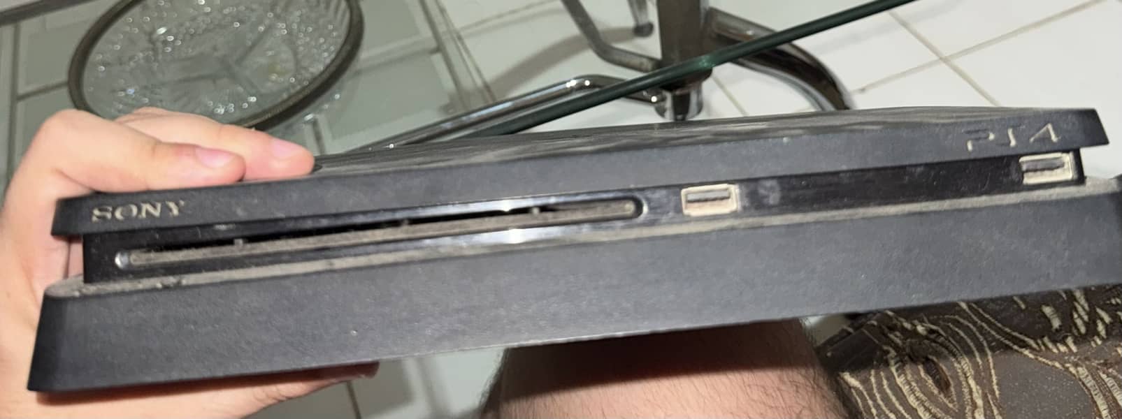 PS4 SLIM WITH TWO CONTROLLERS 1