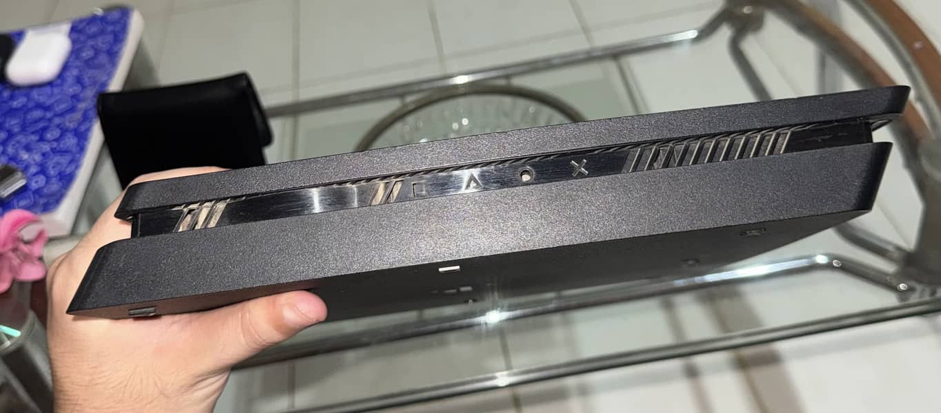 PS4 SLIM WITH TWO CONTROLLERS 2