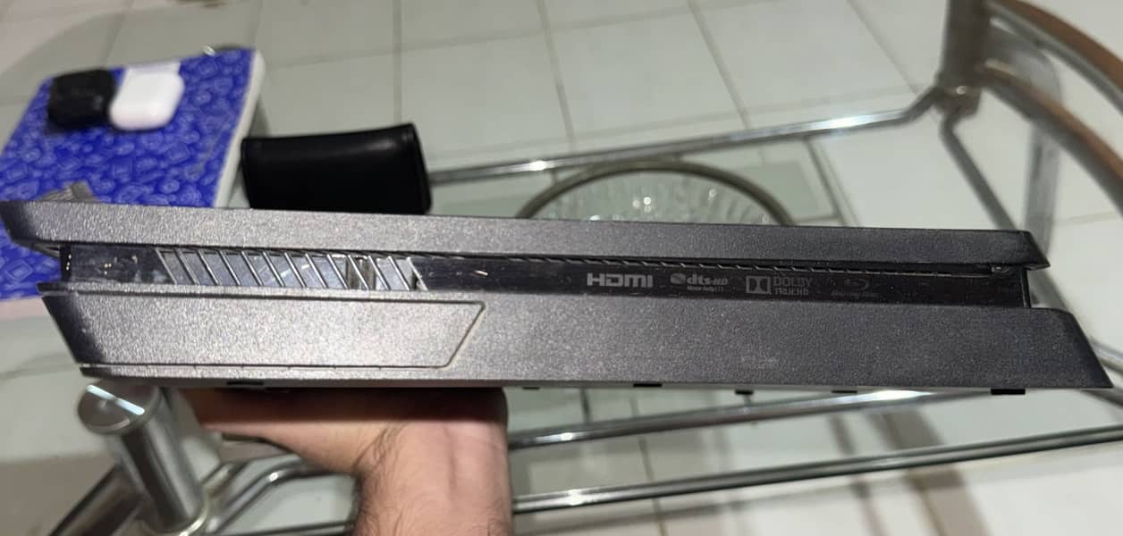 PS4 SLIM WITH TWO CONTROLLERS 3