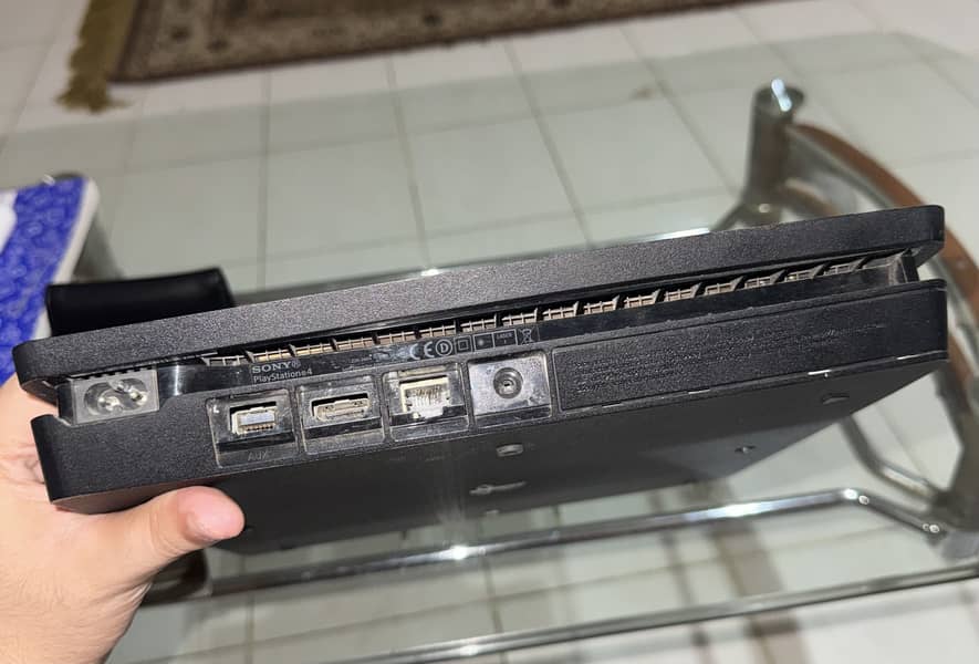 PS4 SLIM WITH TWO CONTROLLERS 4