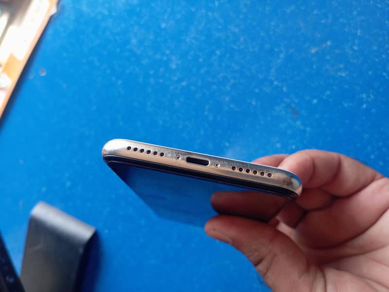 Apple iPhone X 4