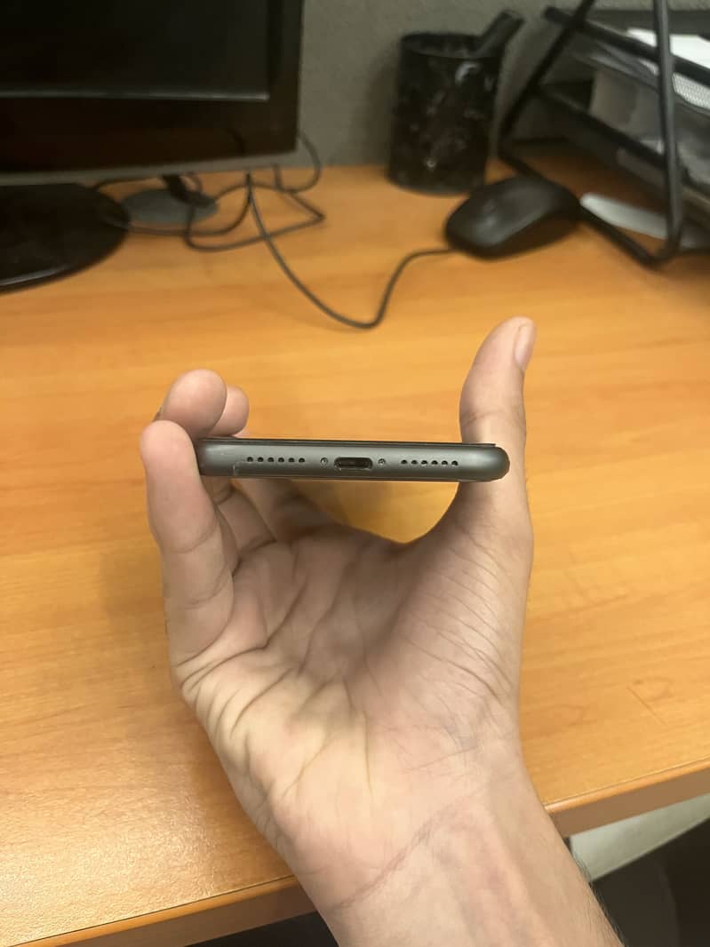 Apple iPhone 11 4