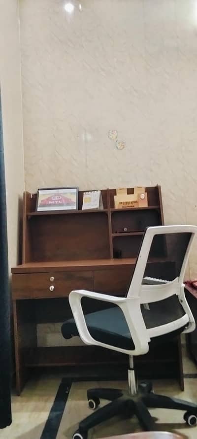 Office table for sale with 10% discount