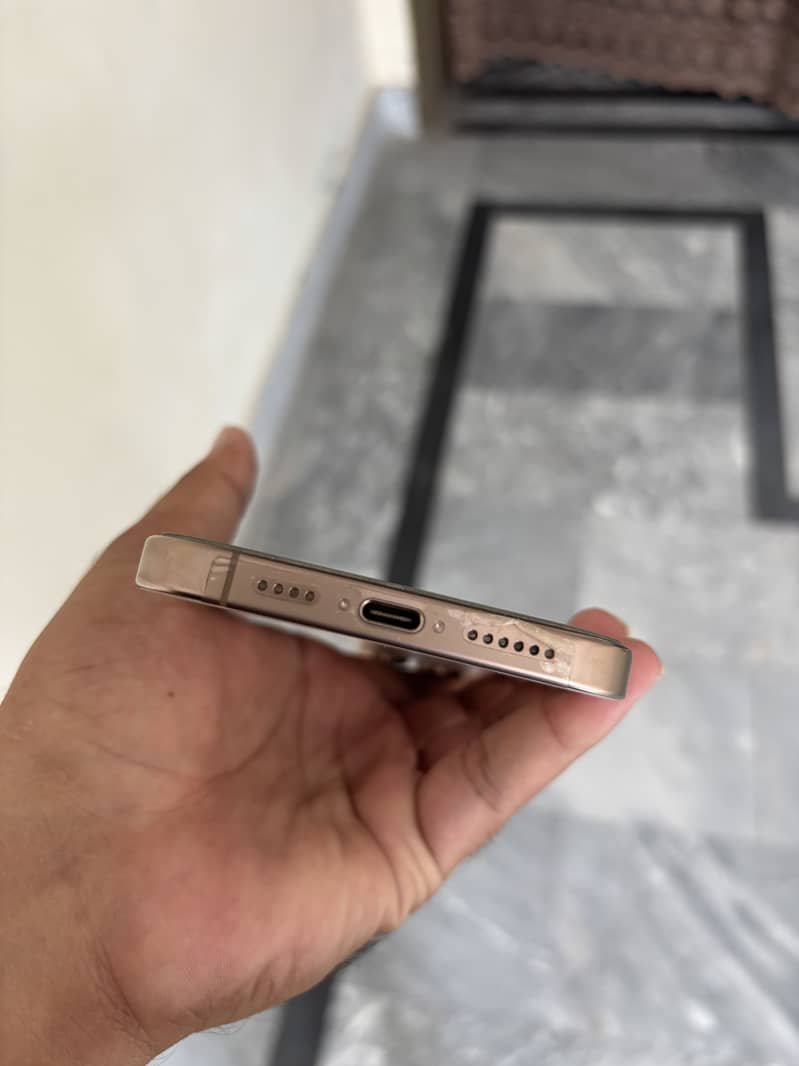 Apple iPhone 16 Pro Max 4