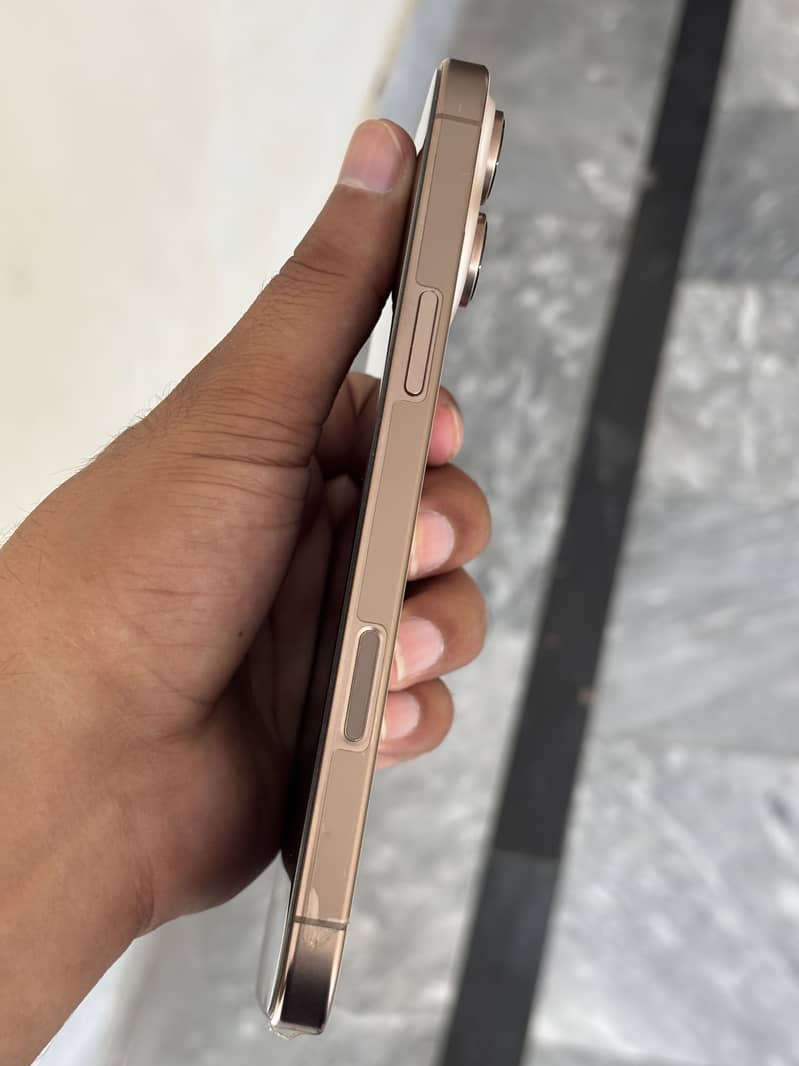 Apple iPhone 16 Pro Max 6