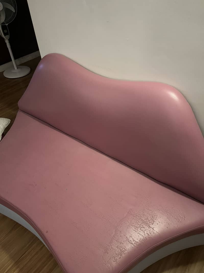 Lip shape sofa 1