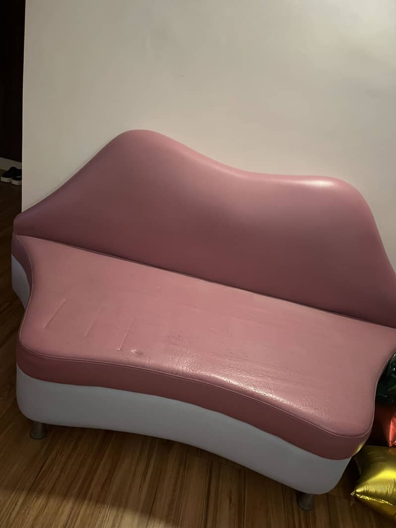 Lip shape sofa 2