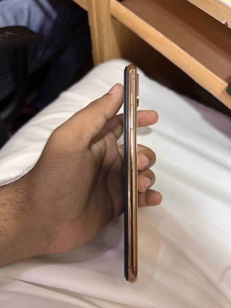 Apple iPhone XS Max 3
