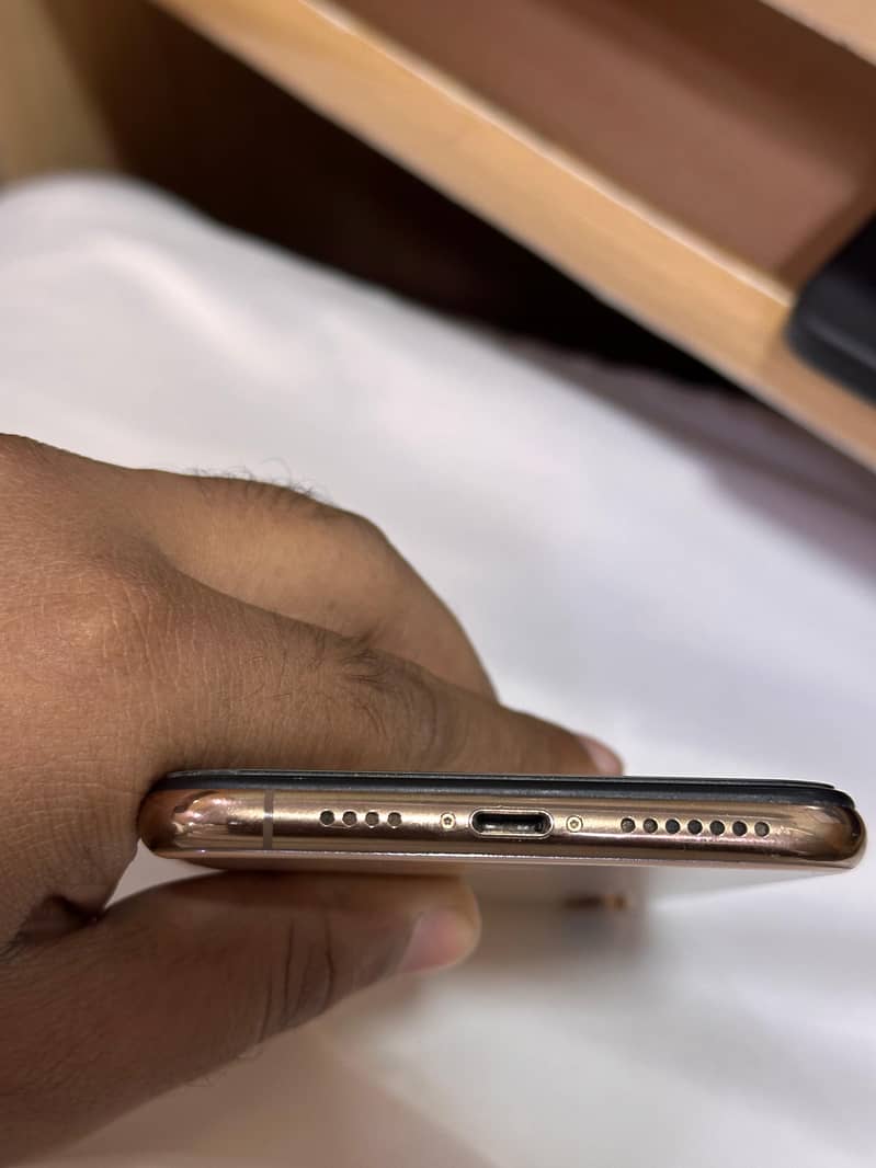 Apple iPhone XS Max 4