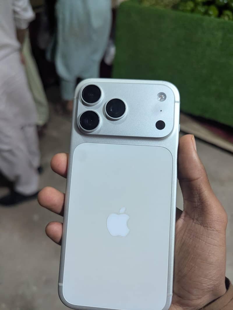 Apple iPhone 17 Pro Max 3