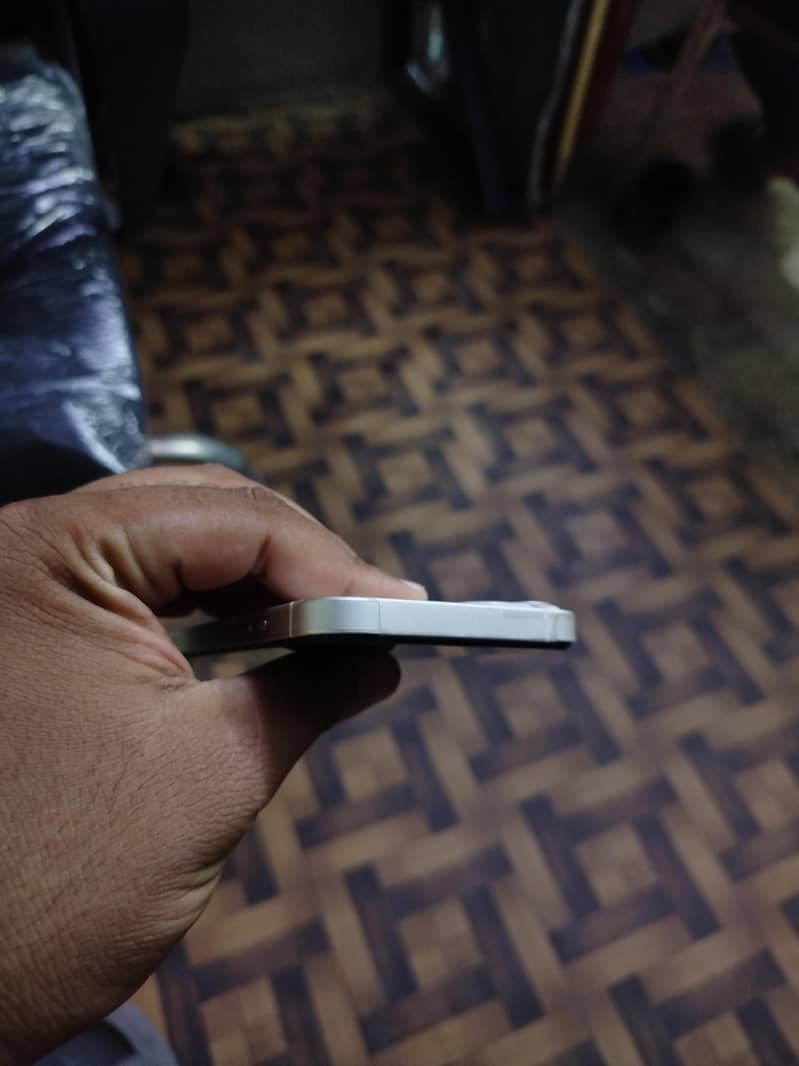 Apple iPhone 13 2