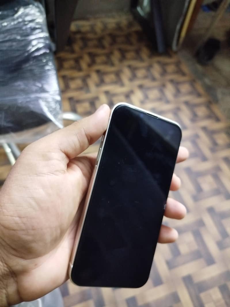 Apple iPhone 13 8
