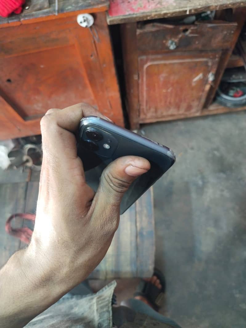 Apple iPhone 11 4