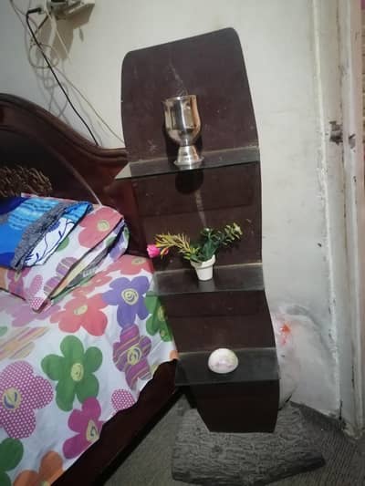 2 wood stools nd 1 corner