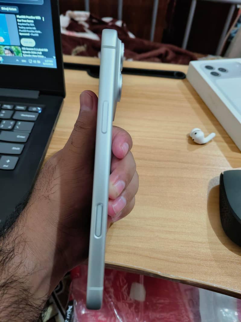 Apple iPhone 17 Pro Max 4