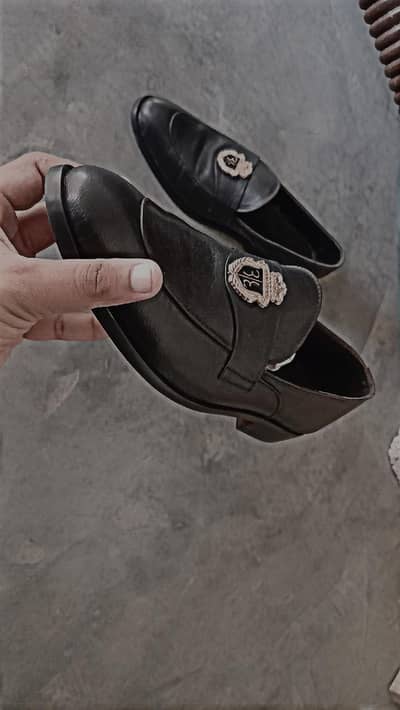 Black cow lether heraldic buckle shoes.
