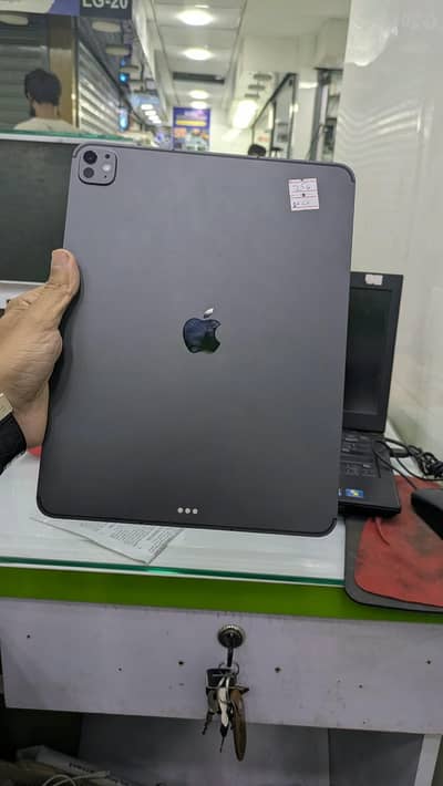 APPLE IPAD PRO M5 | 256GB | MINT CONDITION | ONLY KIT |