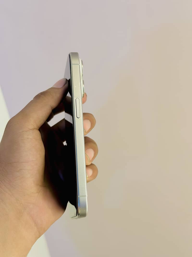 Apple iPhone 15 Pro 4