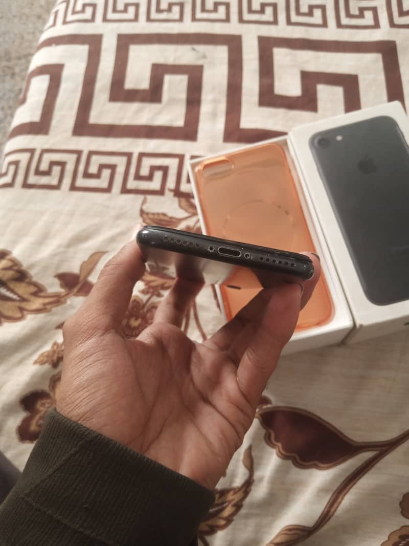 Apple iPhone 7 3