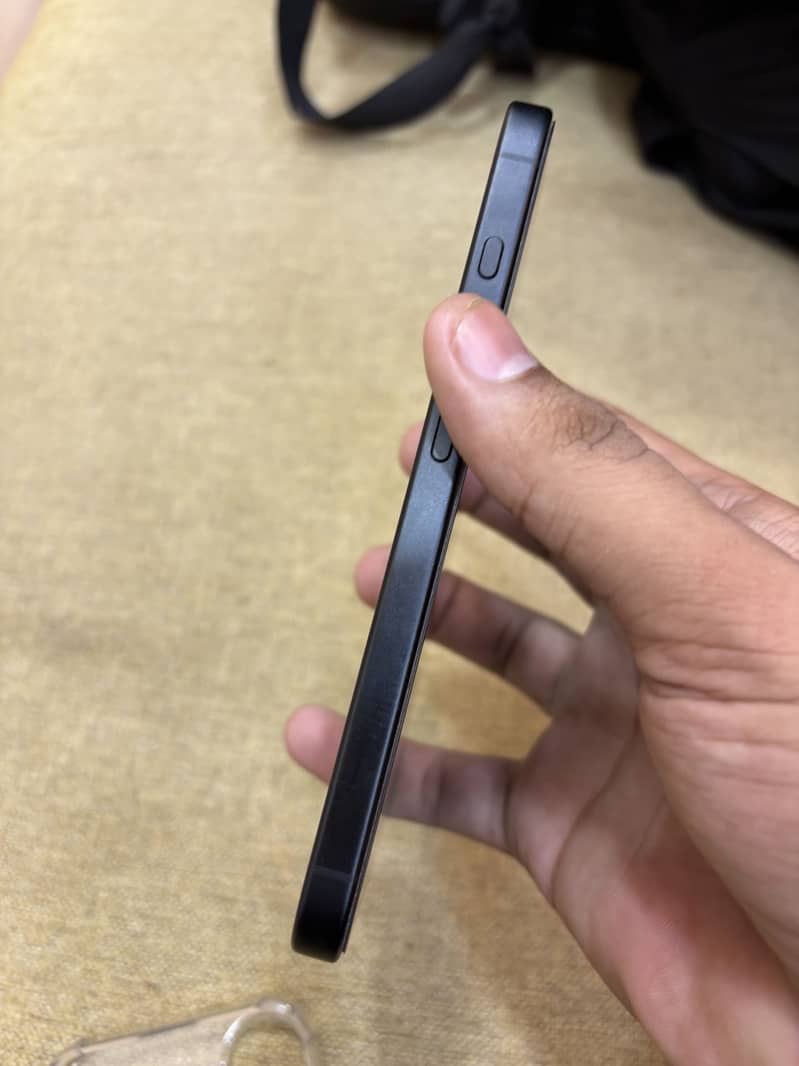 Apple iPhone 16 3