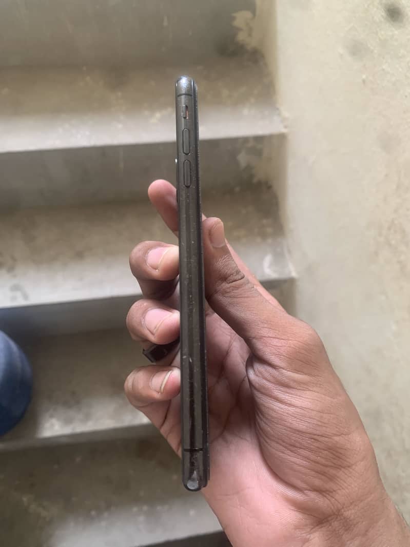 Apple iPhone XS Max 4