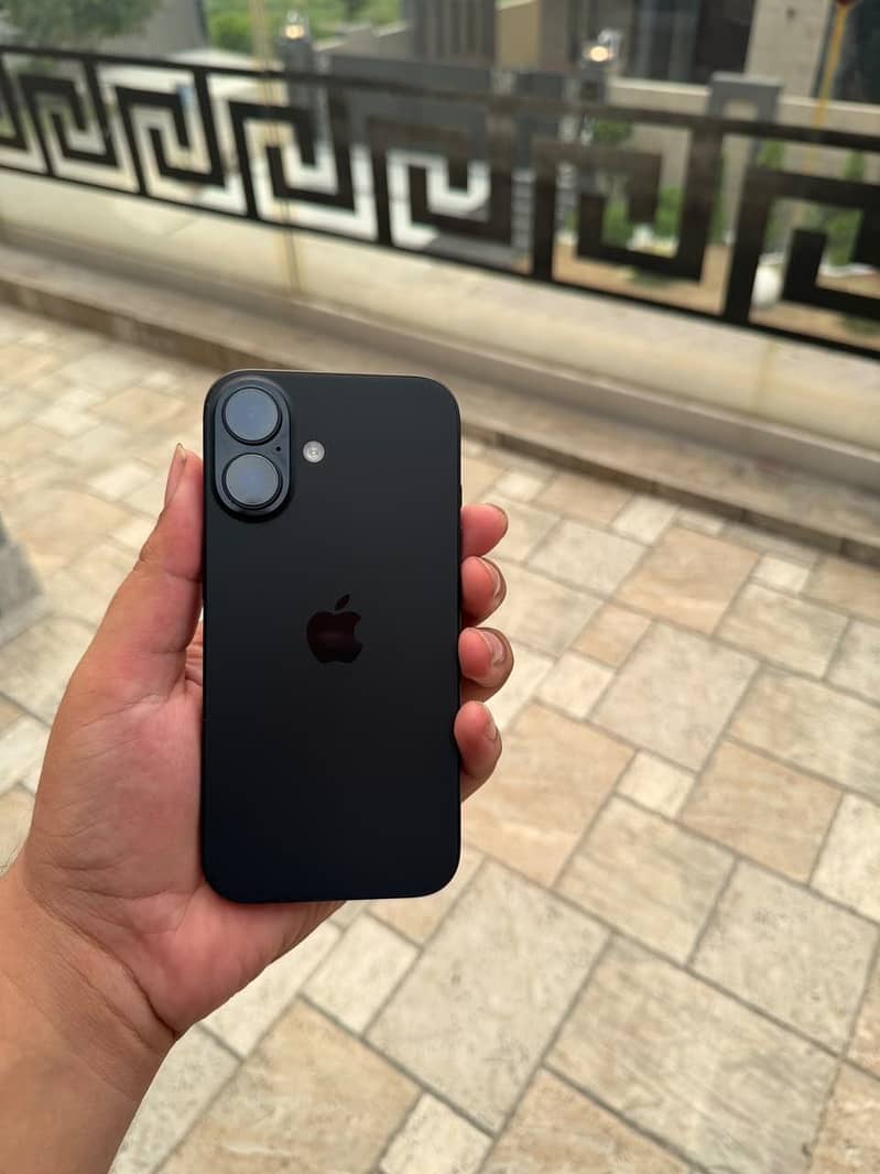 Apple iPhone 16 2