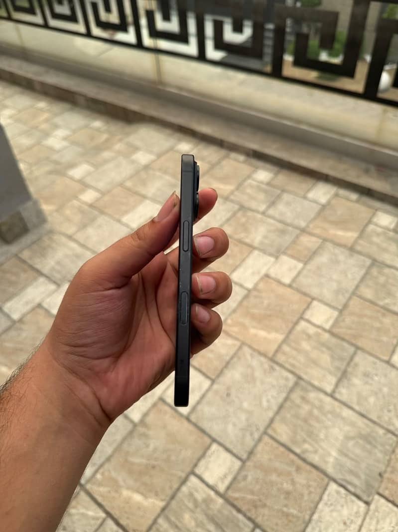 Apple iPhone 16 3