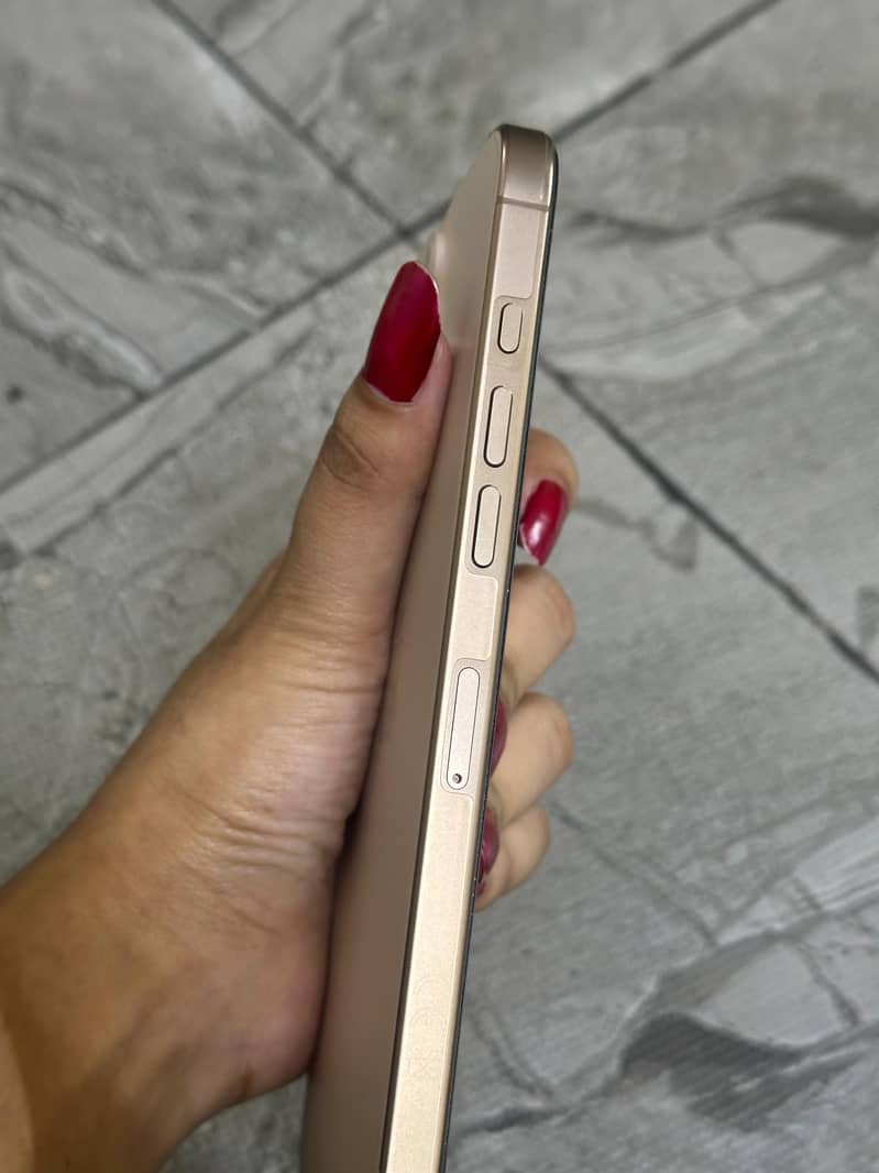 Apple iPhone 16 Pro Max 4